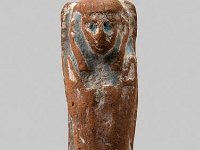 Aeg T 6  Aeg T 6, 20./21. Dynastie, Uschebti, Roter Ton, H 6,2 cm, B 2,0 cm, T 2,0 cm : Bestandskatalog Ägypten, Museumsfoto: Claus Cordes